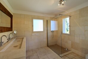 Combined shower/bathtub, jetted bath, hair dryer, towels - Lovely 6 bedroom villa with panoramic views and big pool (Tourrettes-sur-Loup)