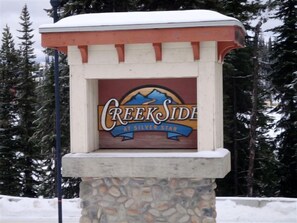 En stenkiosk med en skylt som lyder: ”Creekside vid Silver Star”.
