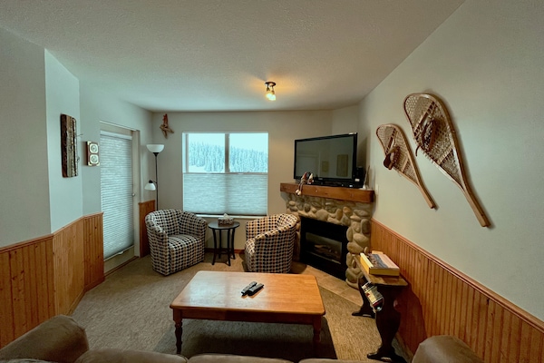 Beautiful Updated 2 Bedrooms/1 Bathroom Ski in/out Creekside Shooting Star Condo