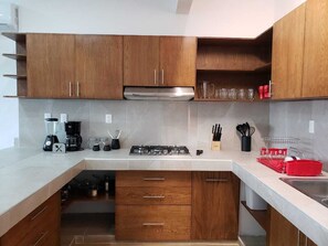 Refrigerador, microondas, parrilla de estufa y lavavajillas 