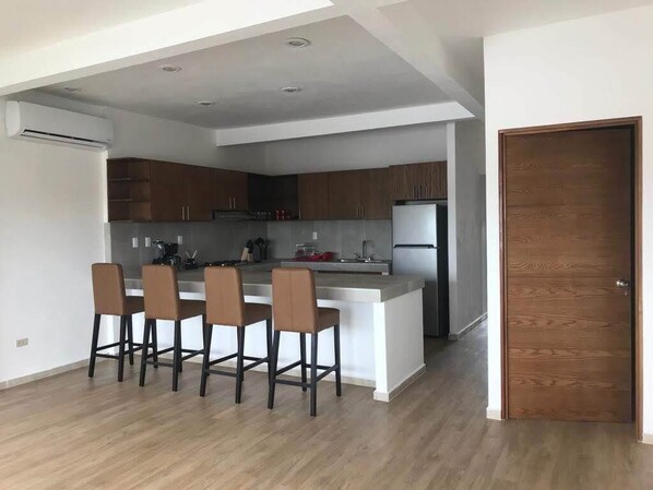 Fridge, microwave, stovetop, dishwasher