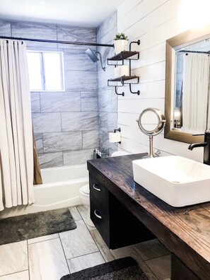 Combined shower/bathtub, hair dryer, towels, shampoo