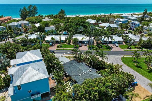 Une zone résidentielle côtière comprenant des maisons, une plage et une route.