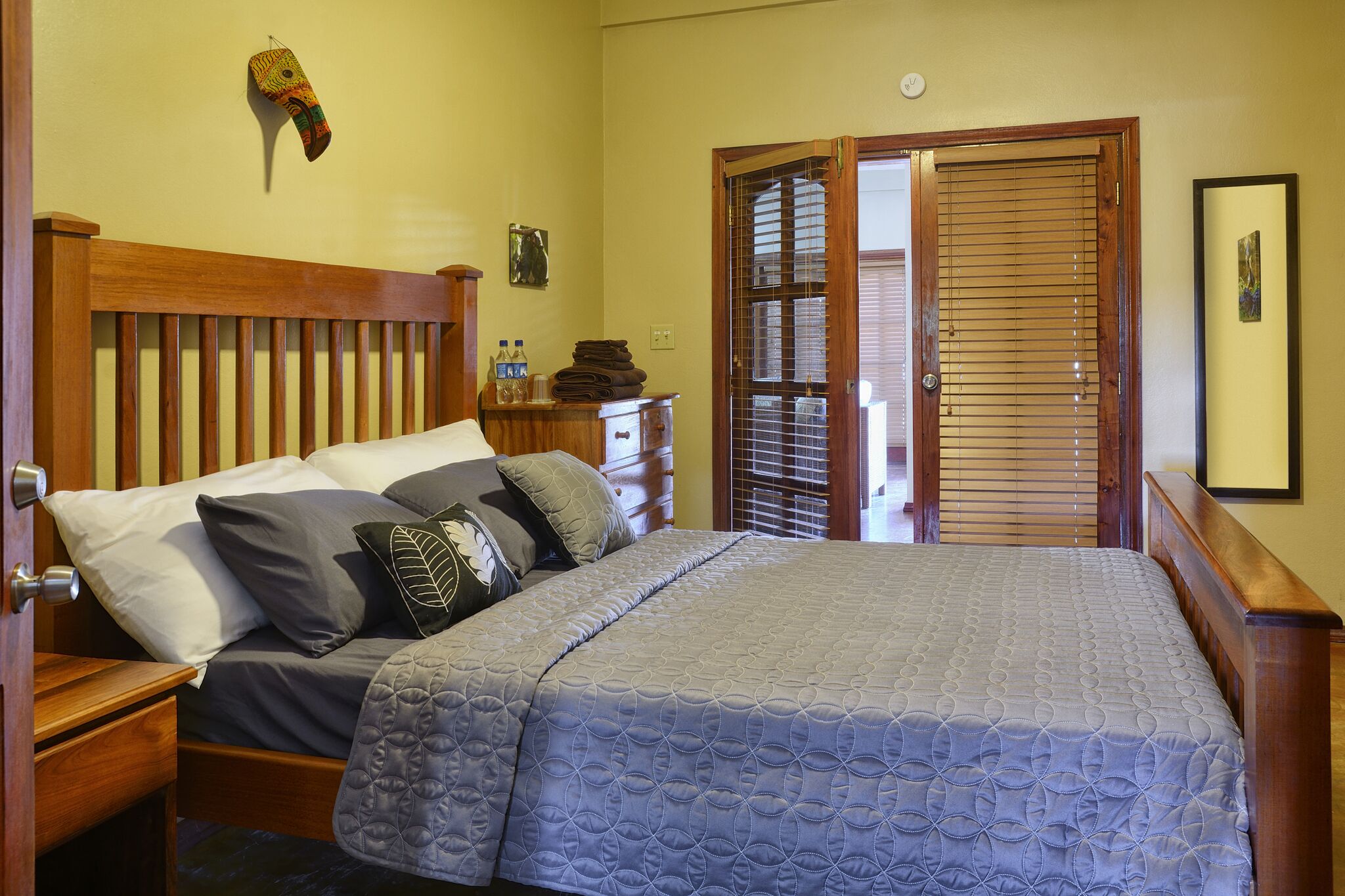 3 makuuhuonetta, tallelokero huoneessa, työpöytä, silitysrauta/-lauta