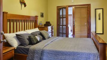 3 makuuhuonetta, tallelokero huoneessa, työpöytä, silitysrauta/-lauta