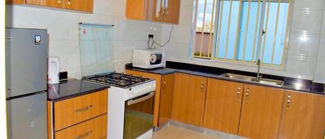 電子レンジ、調理器具と食器