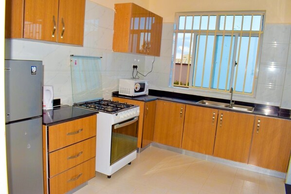 Microwave, cookware/dishes/utensils