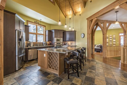 Luxury duplex on The Ridge, incredible views, hot tub and ski storage!