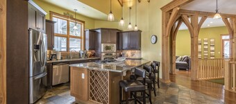 Luxury duplex on The Ridge, incredible views, hot tub and ski storage!