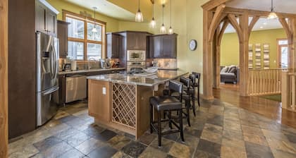 Luxury duplex on The Ridge, incredible views, hot tub and ski storage!