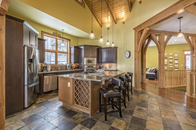 Luxury duplex on The Ridge, incredible views, hot tub and ski storage!