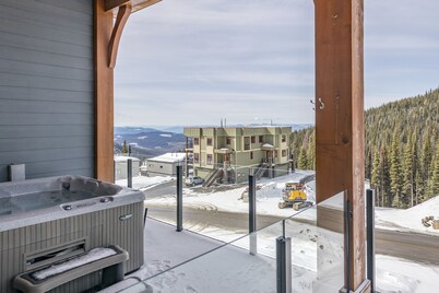 Luxury duplex on The Ridge, incredible views, hot tub and ski storage!