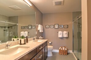 Hair dryer, towels - Gorgeous Downtown Asheville Condo (Asheville)