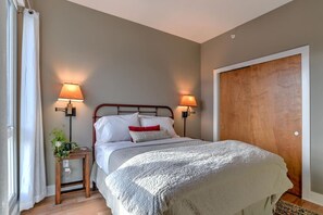 2 bedrooms, iron/ironing board, free WiFi, bed sheets - Gorgeous Downtown Asheville Condo (Asheville)