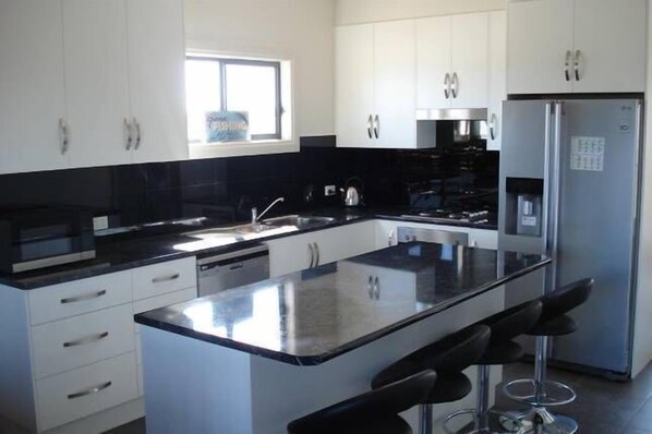 Fridge, microwave, oven, dishwasher - Bunker Vista at Dunes Golf Links (Port Hughes)