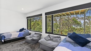 3 bedrooms, iron/ironing board, internet, bed sheets