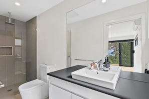 Unclassified image, 5 of 14, button - Lorne Hiatus (Lorne)