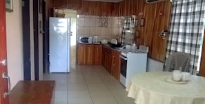 Großer Kühlschrank, Mikrowelle, Ofen, Herdplatte