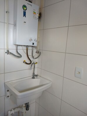 シャワー、ヘアドライヤー、タオル、トイレットペーパー