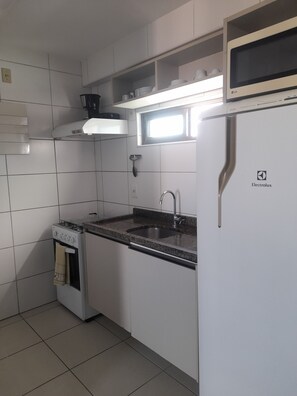 Fridge, microwave, oven, stovetop - Furnished apartment on Boa Viagem beach  (Boa Viagem)