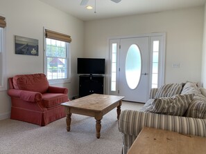 TV, fireplace, books - Stunning Construction, only 3 blocks from the Wildwood Beaches! (Wildwood Crest)