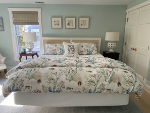 5 bedrooms, iron/ironing board, WiFi, bed sheets