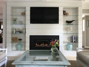 Smart TV, caminetto, lettore DVD, libri