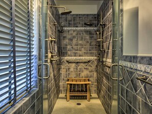 Ensemble baignoire-douche, séchoir à cheveux, serviettes fournies