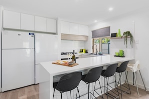 Fridge, microwave, oven, stovetop - Busselton Family Holiday House - by the bay (Busselton)