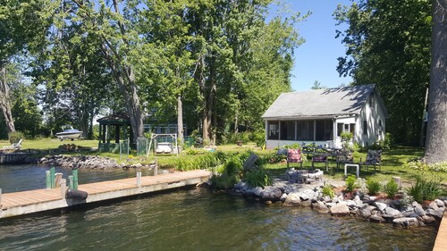 Waterfront cottage, two docks, great fishing, open to Oneida Lake, lg yard