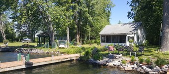 Waterfront cottage, two docks, great fishing, open to Oneida Lake, lg yard