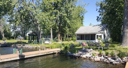 Waterfront cottage, two docks, great fishing, open to Oneida Lake, lg yard