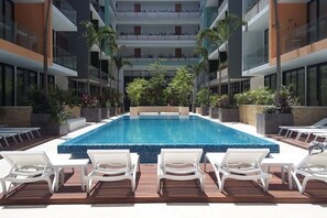 Een buitenzwembad en een verwarmd zwembad