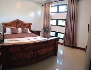 3 bedrooms, desk, Internet