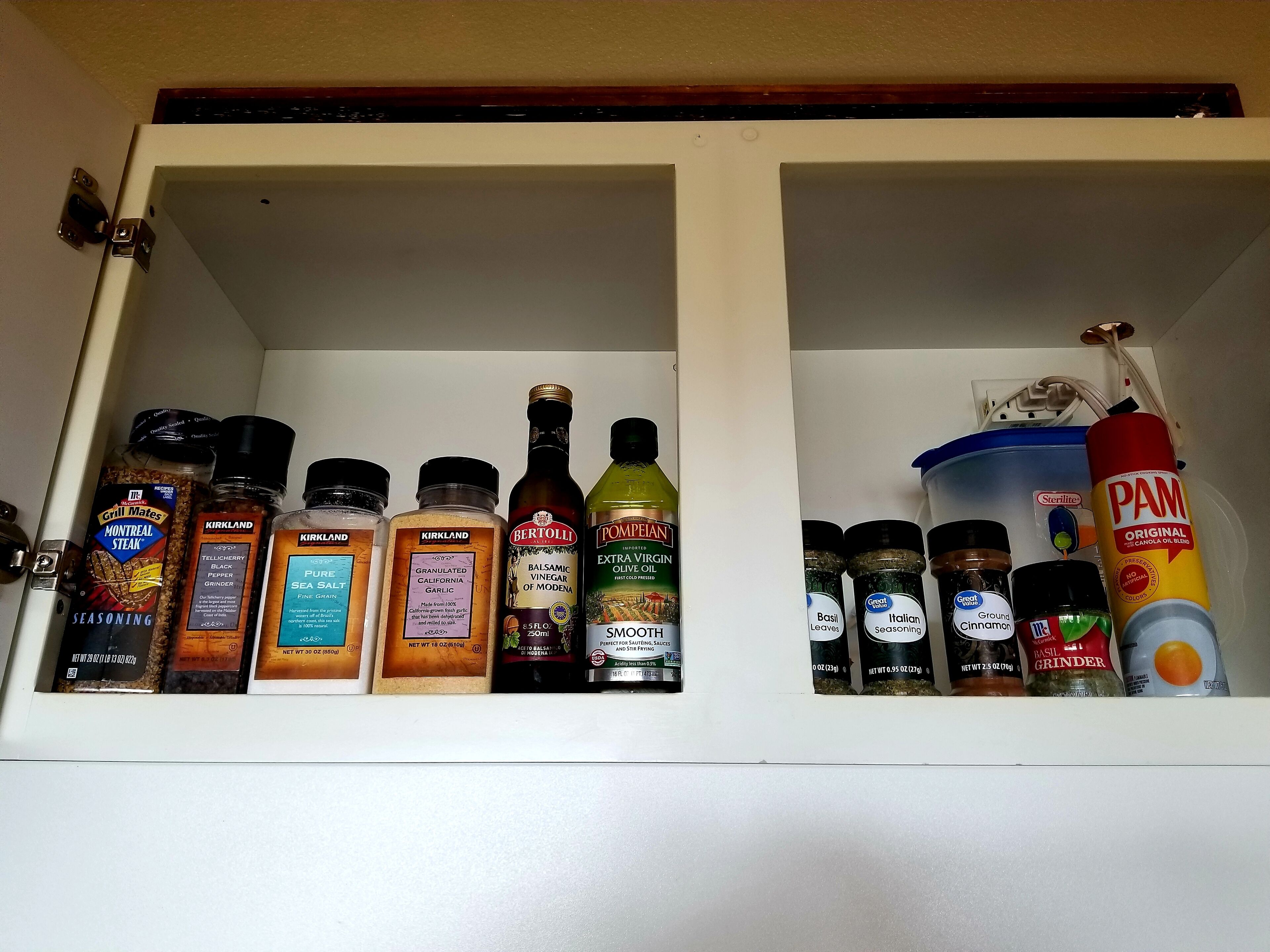 Un mueble con diferentes especias y condimentos.