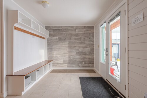Cozy, ground floor suite, with private hot tub - backs onto chairlift.