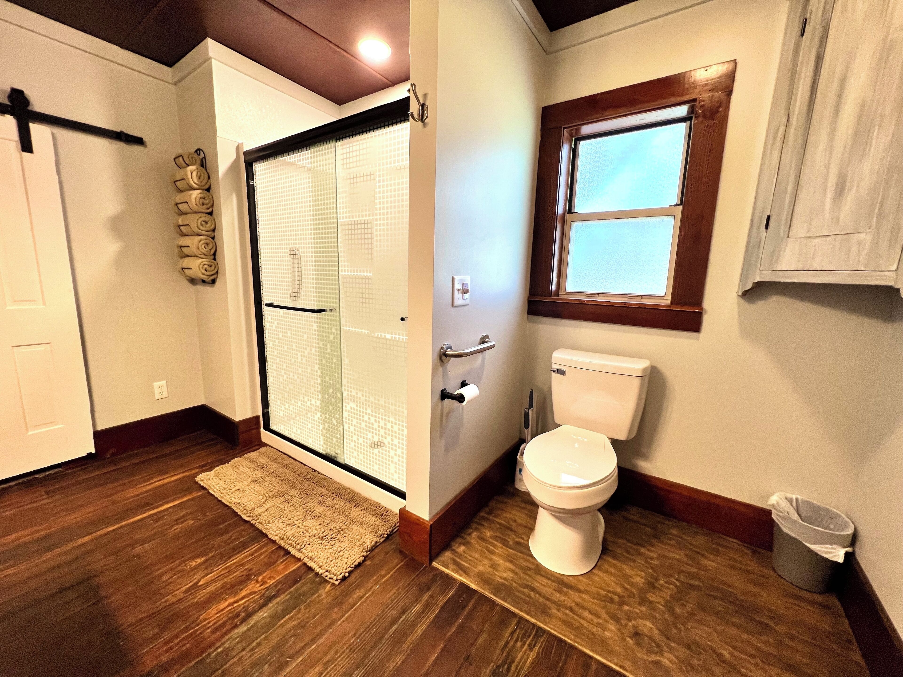 Kombinert dusj/badekar, hårføner, håndklær og såpe