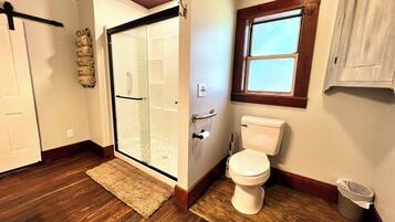 Kombinert dusj/badekar, hårføner, håndklær og såpe