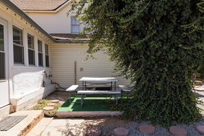 Outdoor dining - Country Farmhouse, family friendly, beautiful views, gorgeous sunsets (Thomas)