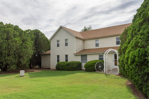 Country Farmhouse, family friendly, beautiful views, gorgeous sunsets