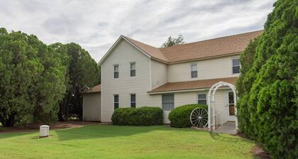 Country Farmhouse, family friendly, beautiful views, gorgeous sunsets