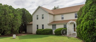 Country Farmhouse, family friendly, beautiful views, gorgeous sunsets