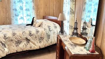 5 chambres, bureau, fer et planche à repasser, lit de bébé portatif