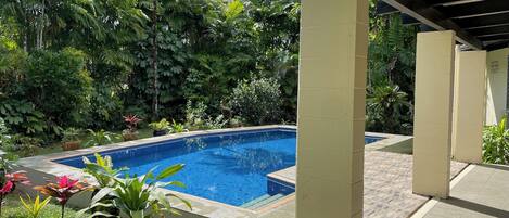 Una piscina al aire libre