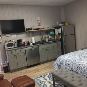 Full-sized fridge, microwave, oven, stovetop