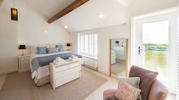 4 soverom, safe på rommet, strykejern/-brett og reiseseng for barn