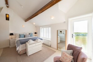 4 bedrooms, in-room safe, iron/ironing board, travel crib - Stunning beachfront property - sea views every room & access to expansive beach (Liverpool)