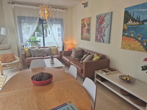 Smart-TV, DVD-Player, Bücher, Musikbibliothek