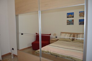 2 bedrooms, iron/ironing board, Internet, bed sheets