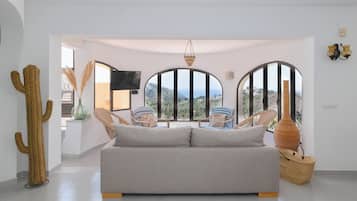 Een smart-tv en een stereo